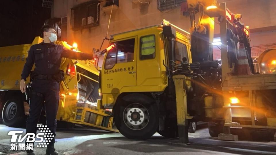 垃圾車右後輪陷入路中。（圖／TVBS）