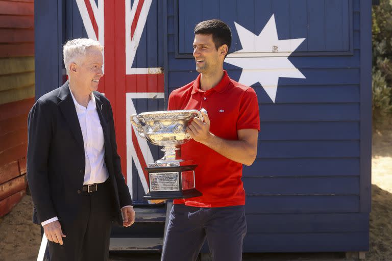 Tiley y Djokovic, durante una sesión de fotos en las playas de Melbourne con el trofeo del Australian Open