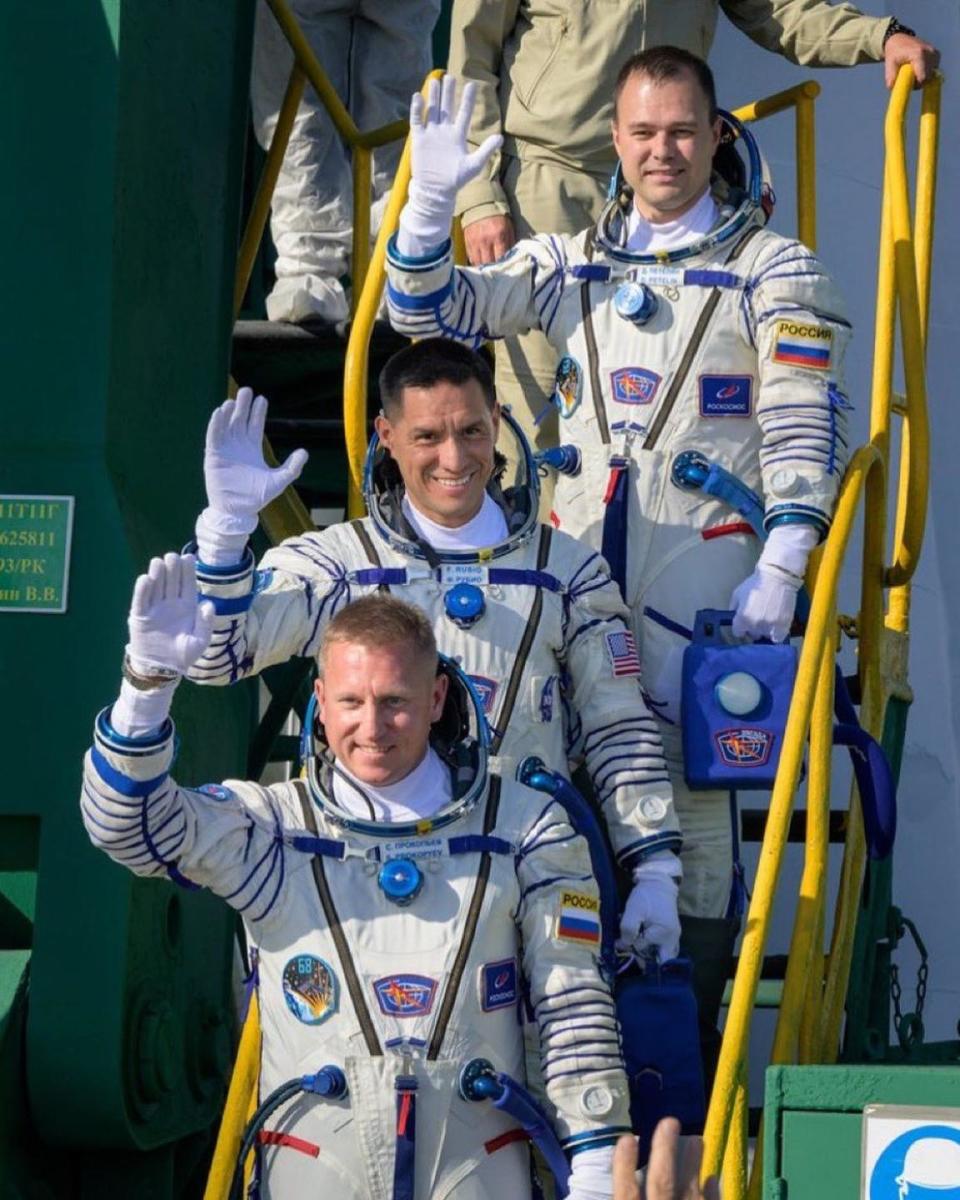 Serguéi Prokopiev y Dmitri Petelin (primero y tercero) son cosmonautas rusos; Frank Rubio (segundo) es un astronauta salvadoreño-estadounidense