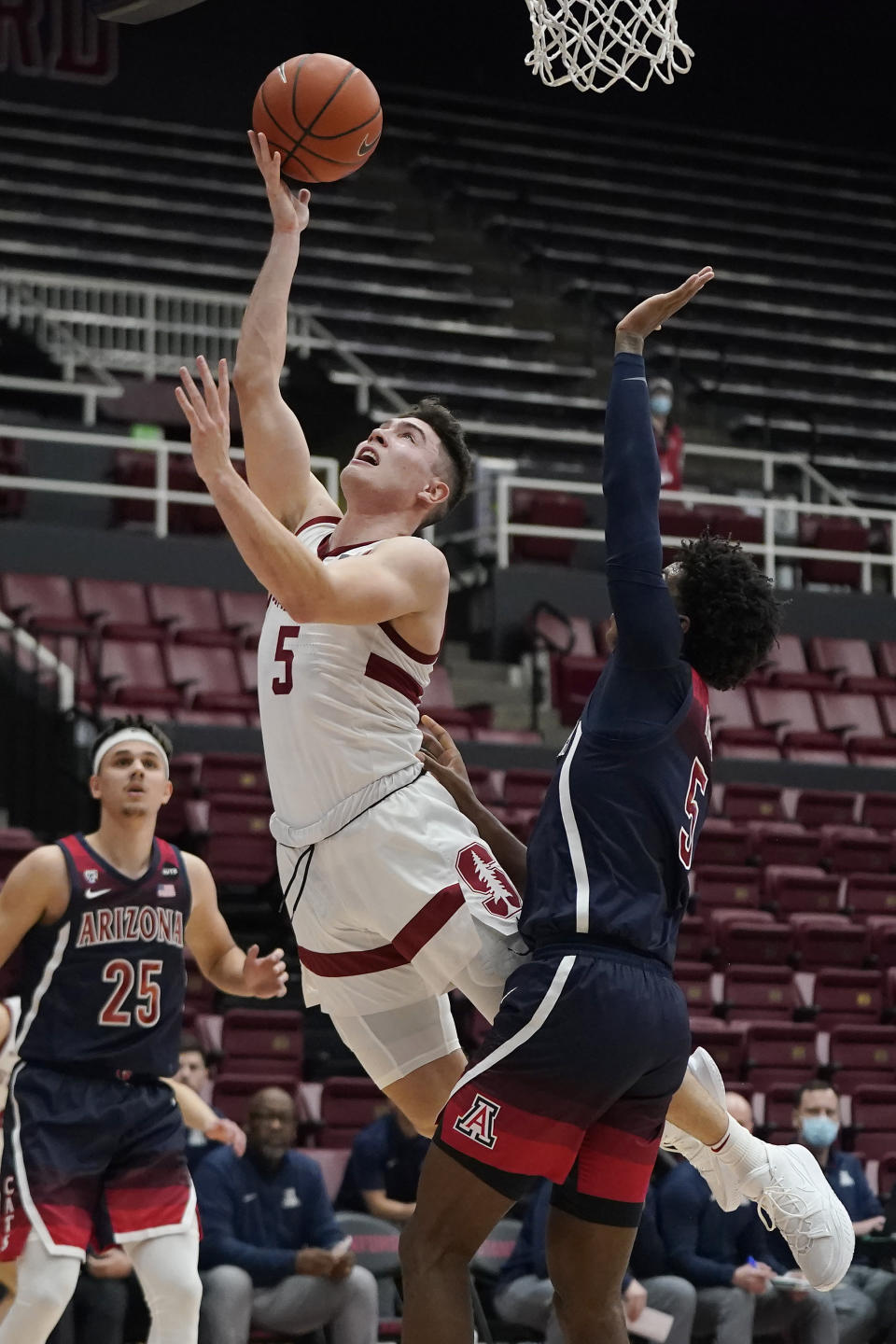 Stanford guard Michael O'Connell, middle, shoots between Arizona guard Justin Kier, right, and guard Kerr Kriisa (25) during the first half of an NCAA college basketball game in Stanford, Calif., Thursday, Jan. 20, 2022. (AP Photo/Jeff Chiu)