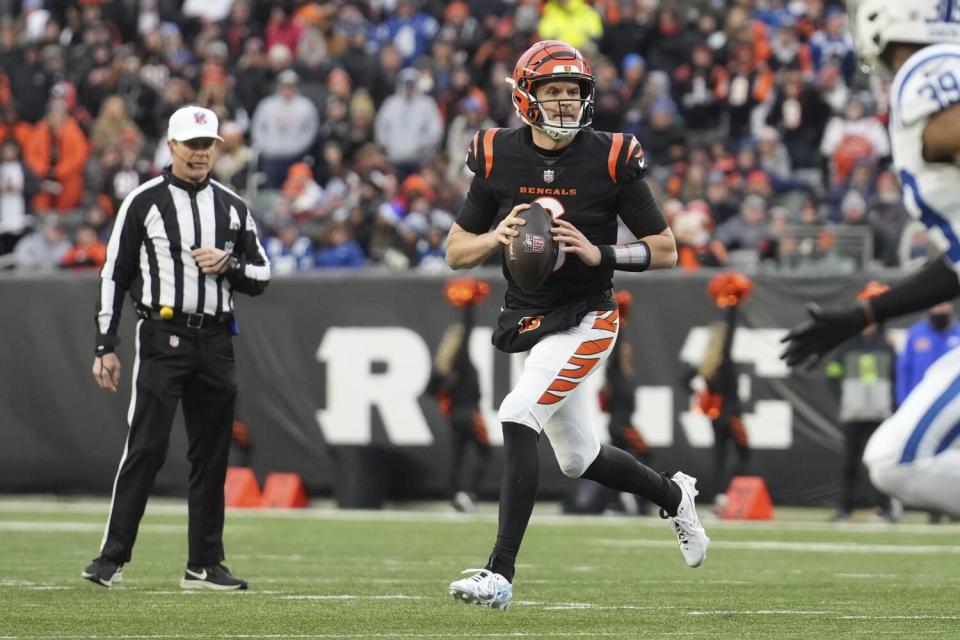 Bengals quarterback Jake Browning (6) looks to throw against the Colts.