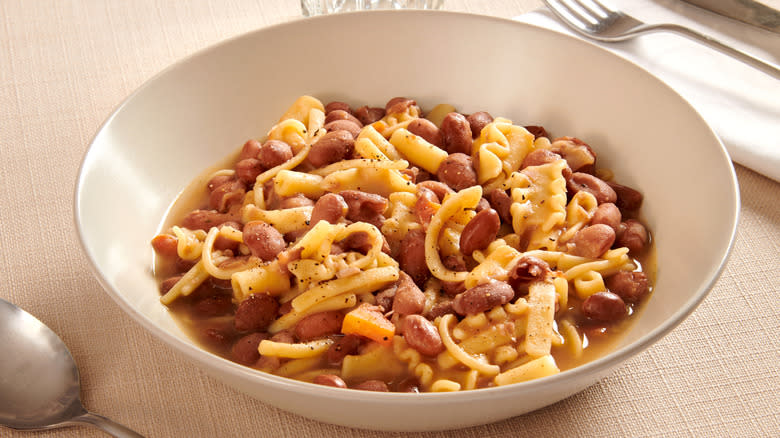 Pasta corta mixta e fagioli