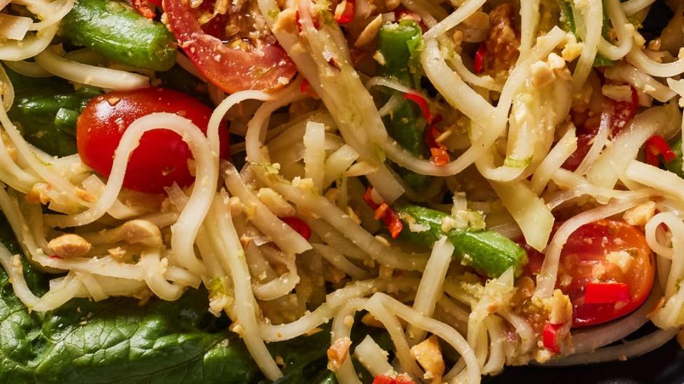 green papaya salad with tomatoes and romaine and crushed peanuts