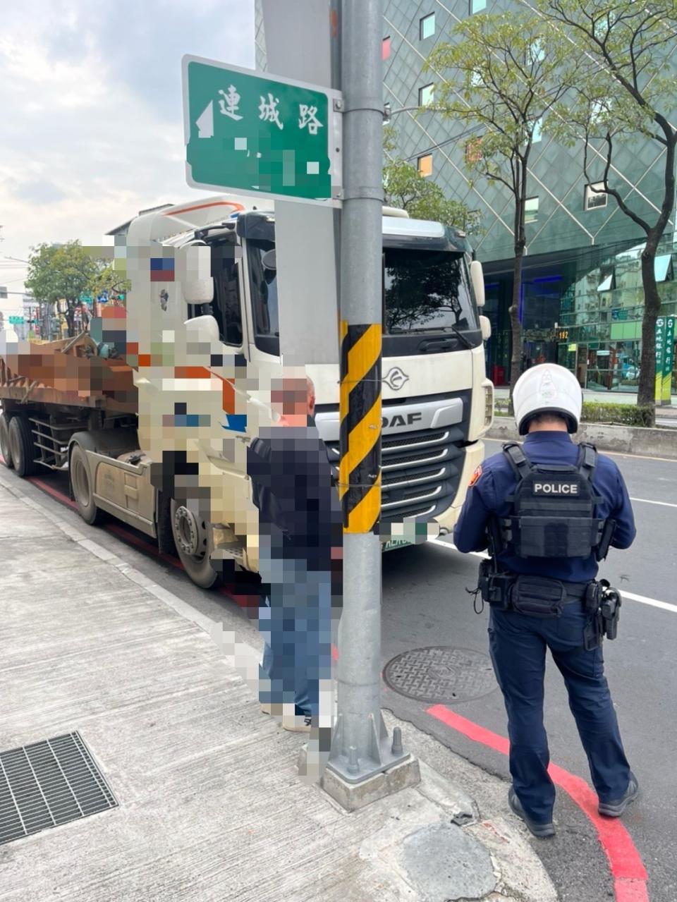 中和警於特定時段路段執行專案勤務，降低大型車輛交通事故風險。(記者 張艷君翻攝)