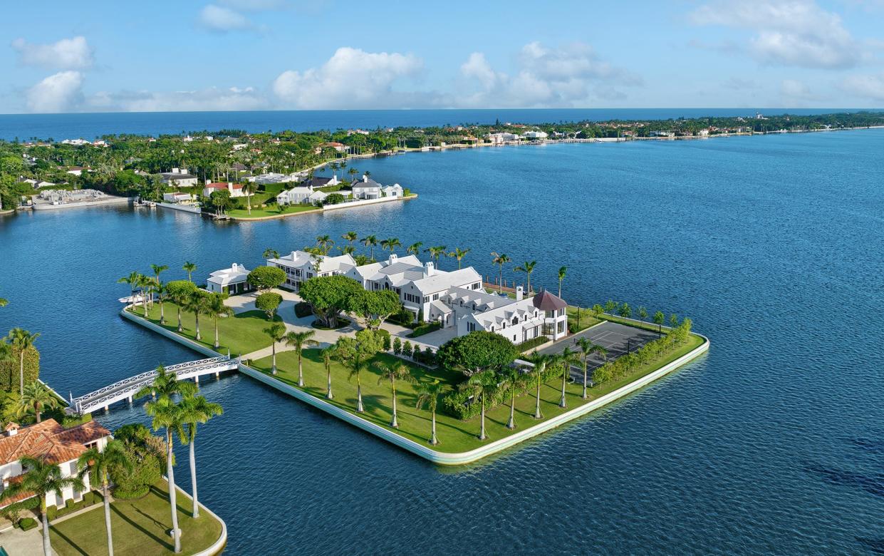 The bridge leading from 10 Tarpon Island to the rest of Palm Beach can be seen at the lower left of this aerial photo.