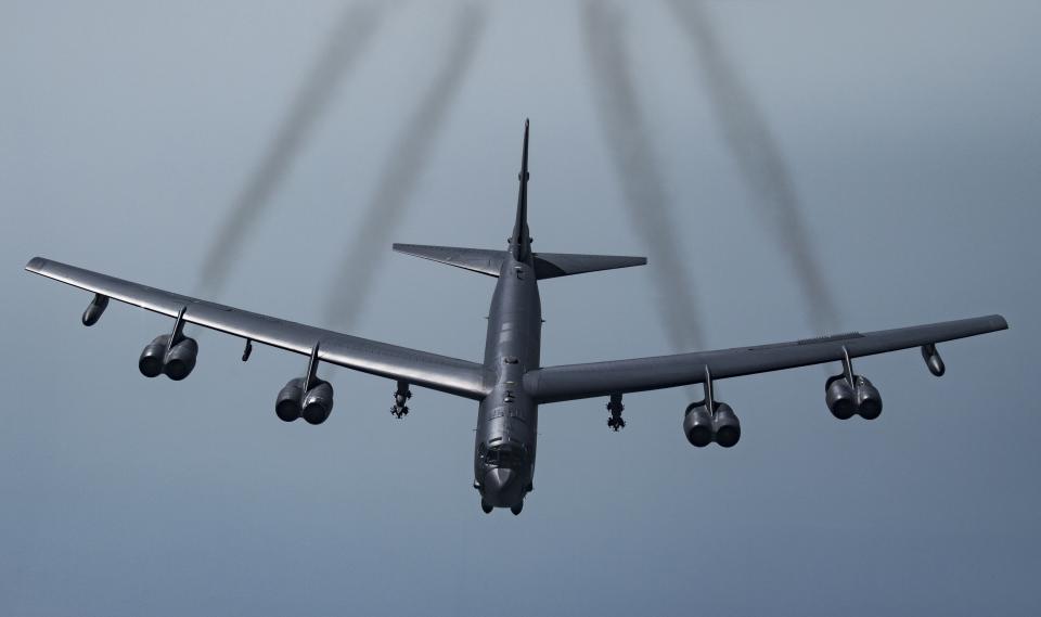 En esta imagen, tomada el 21 de mayo de 2019, proporcionada por la Fuerza Aérea de Estados Unidos, un U.S. B-52H Stratofortress, se prepara para unirse a dos aviones cataríes para volar en formación sobre el Sudeste asiático, en una ubicación sin revelar. (Senior Airman Keifer Bowes/Fuerza Aérea de EEUU vía AP)