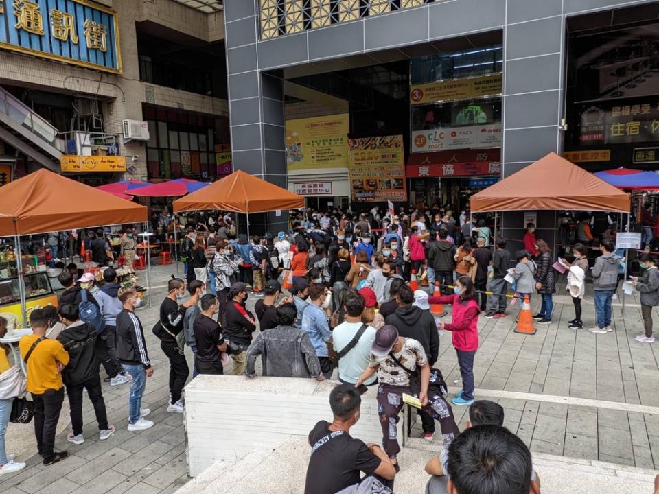 《圖說》東協廣場接種站，現場動線混亂，施打疫苗排隊人潮與一旁小吃攤座位區混雜一起。