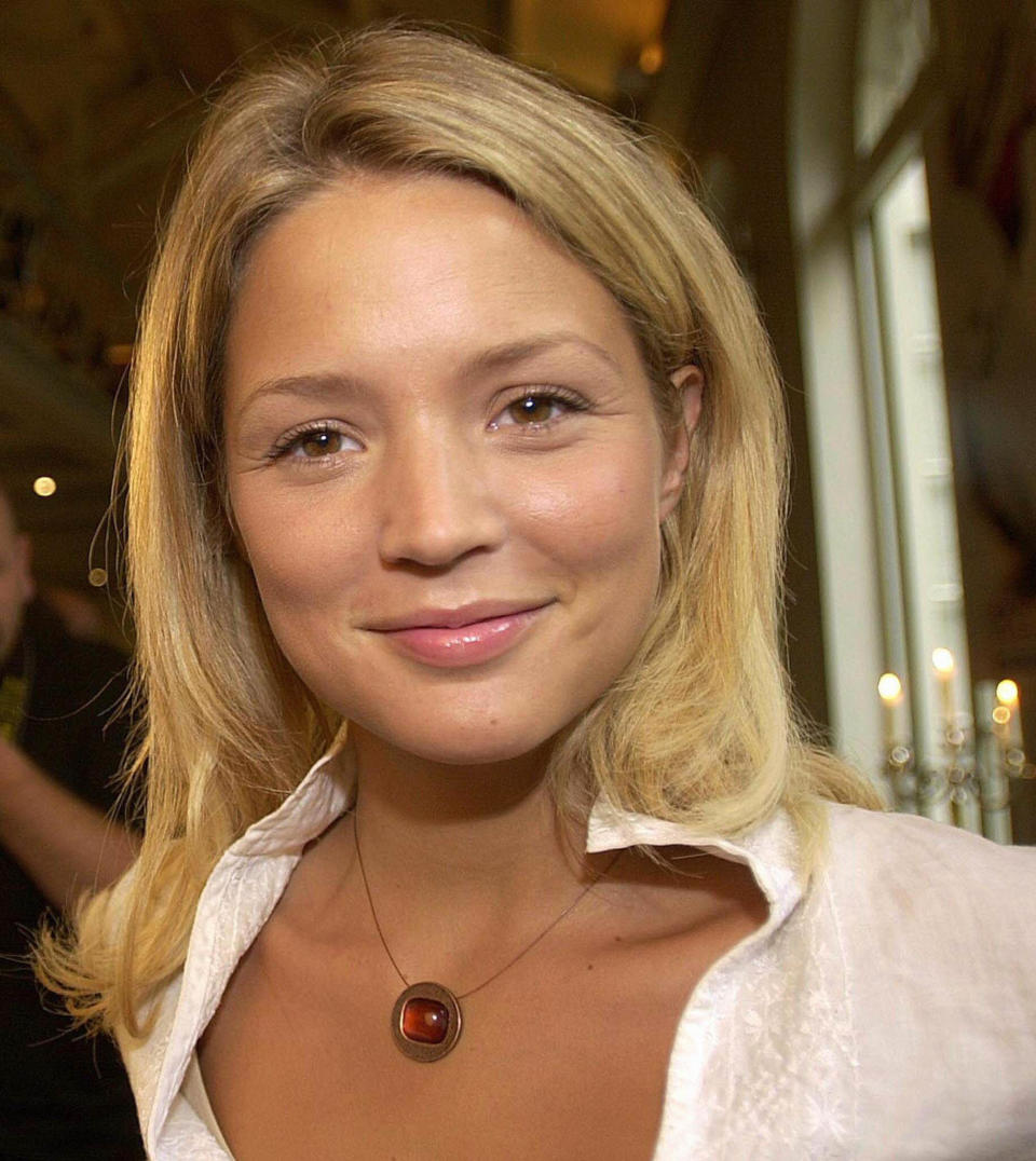 À l’âge de 22 ans, Virginie Efira épouse le comédien et producteur Patrick Ridremont. Une union que le père de l’actrice accepte difficilement, comme elle le confie au JDD en novembre 2018. "<em>À 22 ans, je me suis mariée. Une catastrophe pour mon père : il m’a toujours dit qu’il ne fallait pas dépendre des hommes</em>", déclare-t-elle. Aujourd’hui, celle qui partage sa vie avec Niels Schneider n’est pas contre l’idée de se remarier, mais à une condition. "<em>Elle dit qu’elle se remarierait bien, mais pour la fin d’une histoire plutôt qu’au début. Elle trouverait ça drôle, au bout de dix ou quinze ans, de se marier. Là, elle dit :</em> ‘j’étais jeune, j’y suis allée. Moi quand je suis passionnée, j’y vais, j’étais sous le coup de la passion.’ <em>Voilà</em>", explique le journaliste Renaud Baronian dans le podcast Code Source en juillet 2019. <em>(Photo by BENOIT DOPPAGNE/AFP via Getty Images)</em>