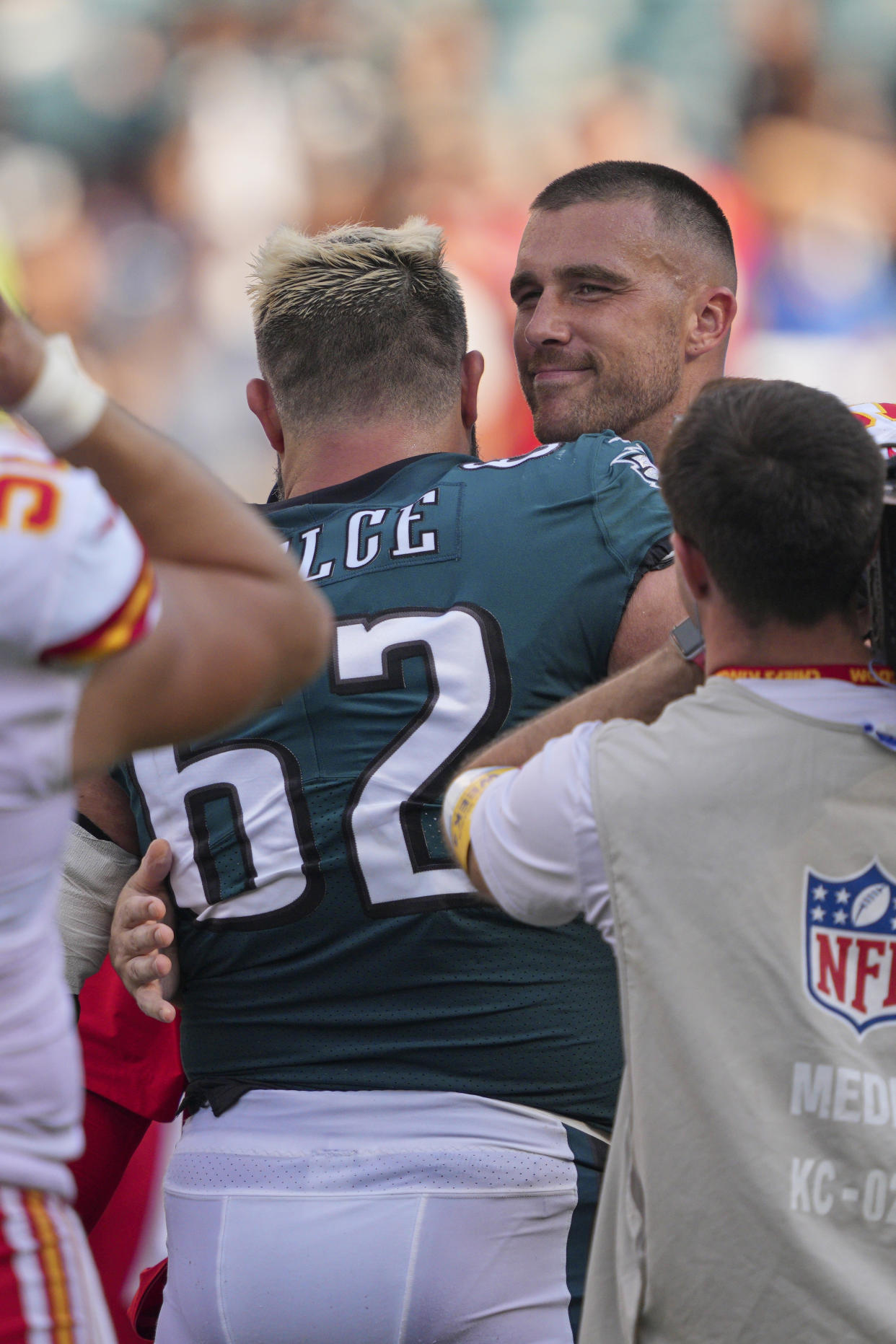 Jason Kelce (62) y Travis Kelce (87) se han enfrentado en dos ocasiones y el saldo es de dos encuentros a favor del menor de ellos (Foto de: Andy Lewis/Icon Sportswire via Getty Images)