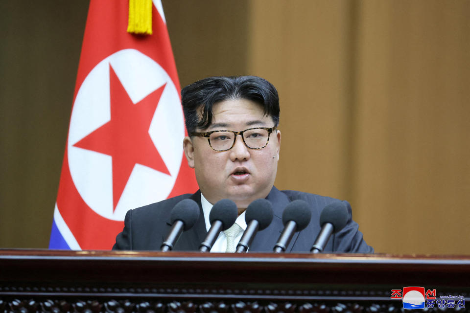 北韓宣布將正式廢除幾個負責促進南北韓合作與重新統一的關鍵政府機構，圖為北韓領導人金正恩出席北韓最高人民會議。（KCNA/路透社）