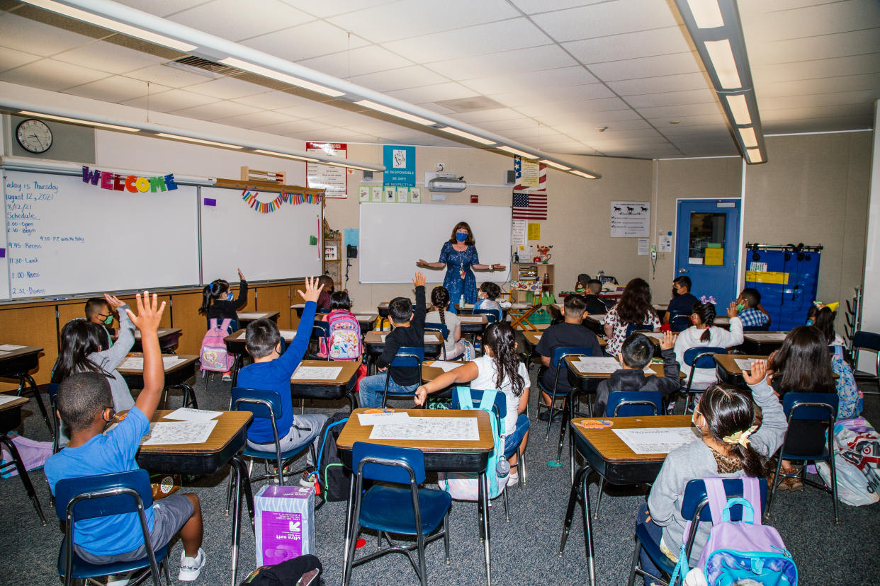 Estudiantes de una escuela primaria en Newark, California, el 12 de agosto de 2021. (Clara Mokri/The New York Times)