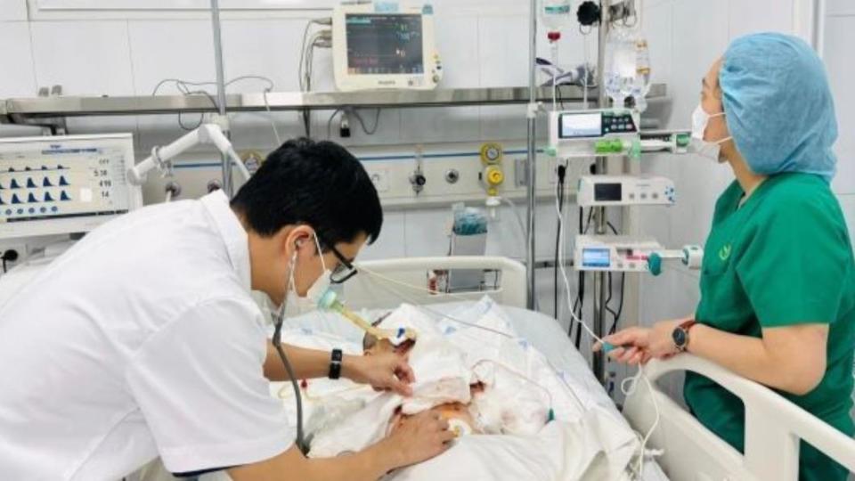 越南一名13歲少年在家用功時使用筆電，卻沒想到筆電忽然爆炸，將他炸成重傷，送醫後仍不治。（圖／翻攝自VIET JOベトナムニュース）