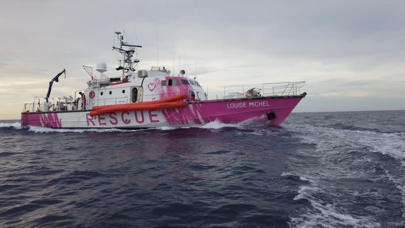 Foto tomada de un video del barco de rescate de inmigrantes Louise Michel