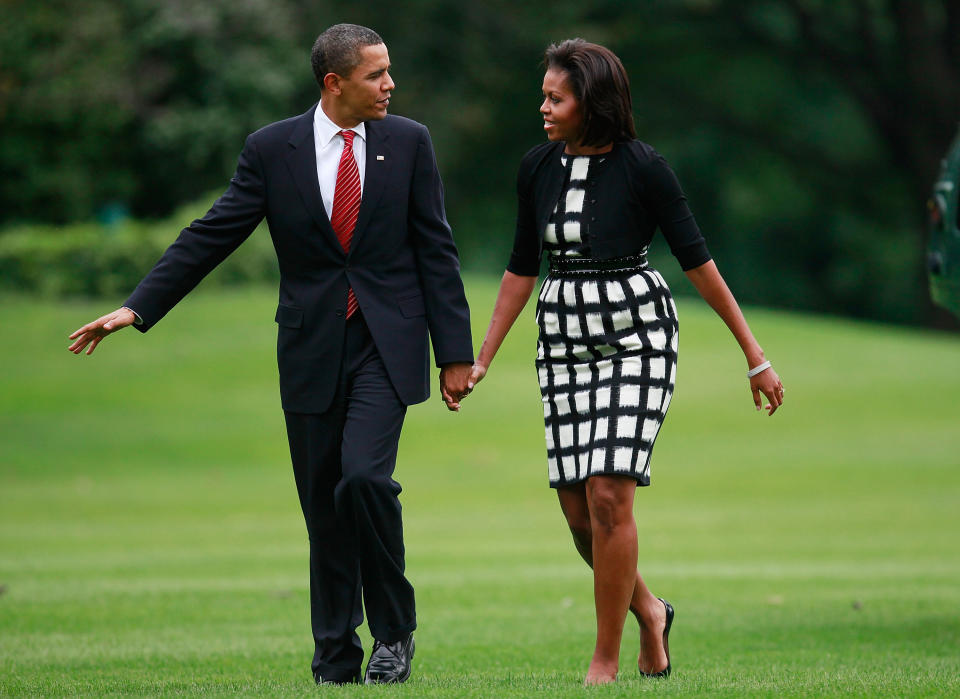 <p>POTUS and FLOTUS share a stroll, hand in hand at the White House grounds. <em>[Photo: Getty]</em> </p>