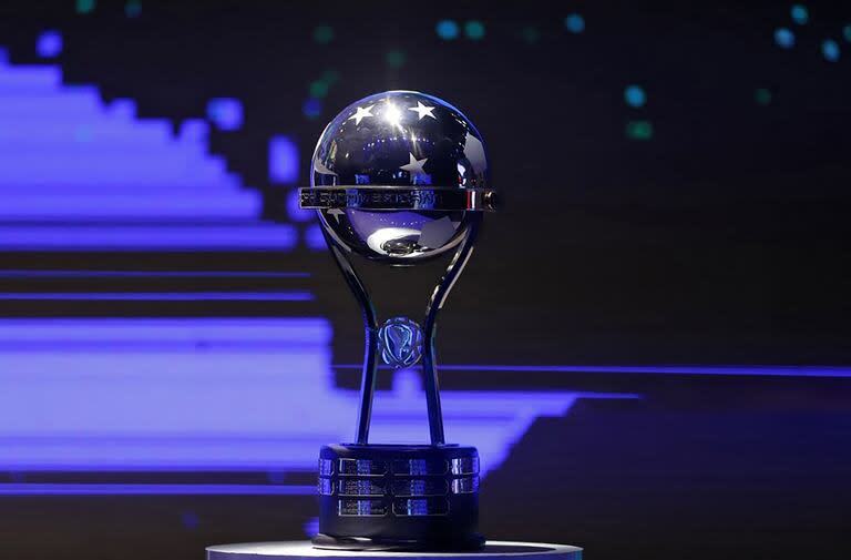 El trofeo de la Sudamericana es el premio internacional que más desean los equipos que no pudieron acceder a la Libertadores
