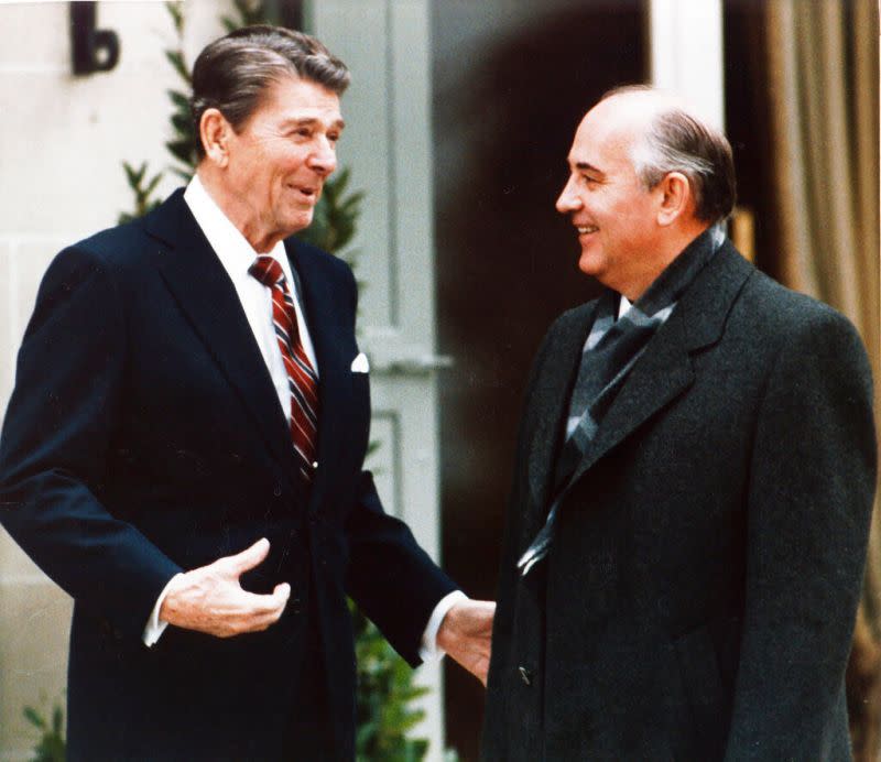 ▲1985年，美國總統雷根（左）與戈巴契夫在瑞士日內瓦首度會晤畫面。（圖／美聯社／達志影像）