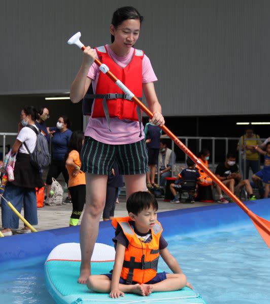 民眾體驗SUP。迪卡儂新竹店提供