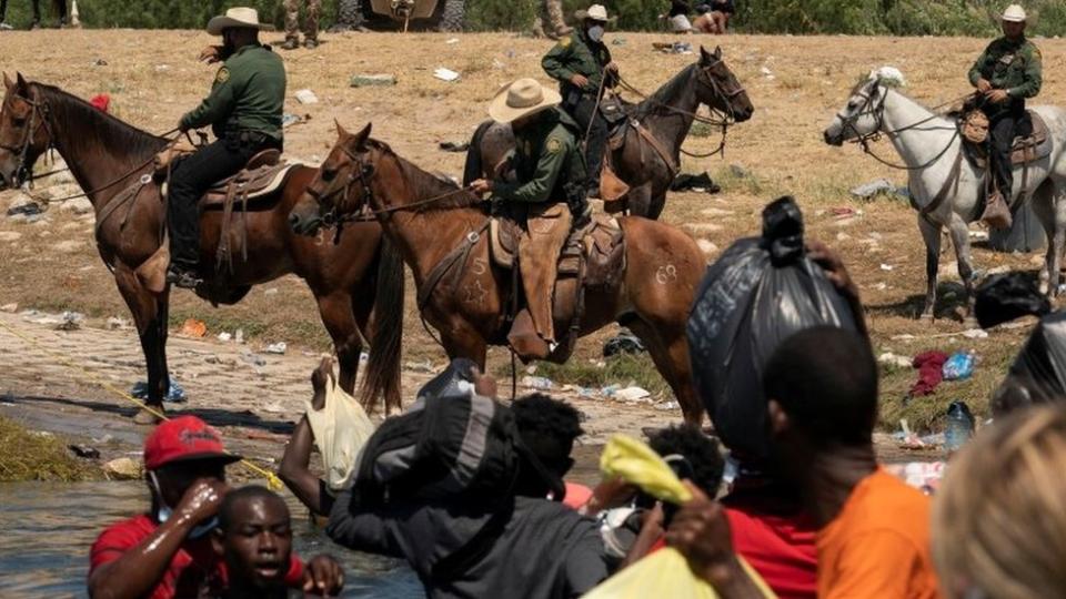 Agentes fronterizos a caballo