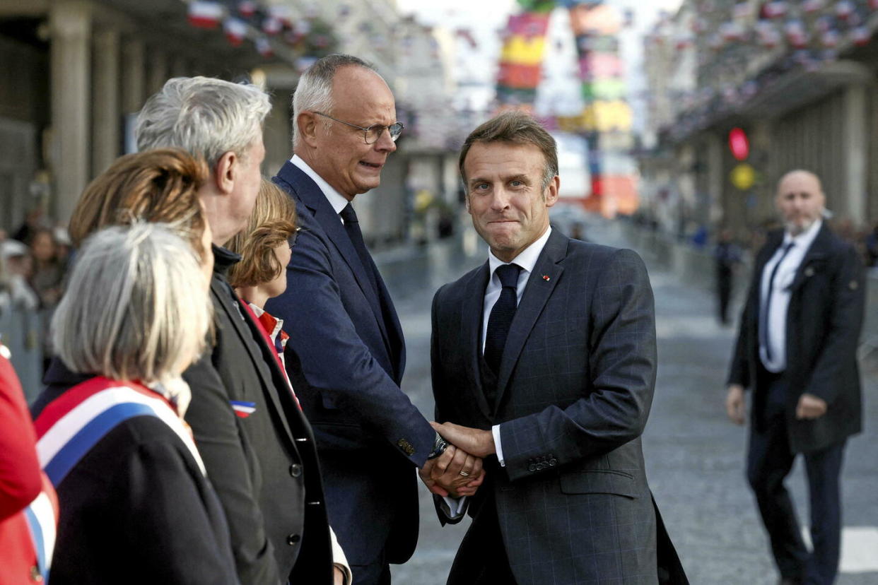 Le président français Emmanuel Macron, à droite, serre la main d'Édouard Philippe, maire du Havre et chef du groupe parlementaire Horizons, alors qu'ils assistent à une cérémonie commémorant le 80e anniversaire de la libération de la ville portuaire du Havre, dans l'ouest de la France, le jeudi 12 septembre 2024. (Benoit Tessier/Pool photo via AP)/XTC110/24256658193532/POOL PHOTO/2409122026 - Crédit : Benoit Tessier/AP/SIPA / SIPA / Benoit Tessier/AP/SIPA