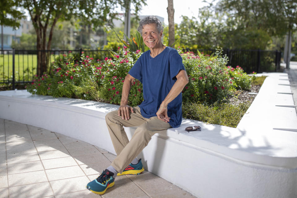 El pianista y compositor de jazz Chick Corea posa en Clearwater, Florida, el 4 de septiembre del 2020. El nuevo álbum doble de Corea, "Plays", estará disponible el viernes 11 de septiembre. (Mike Carlson/Invision/AP)