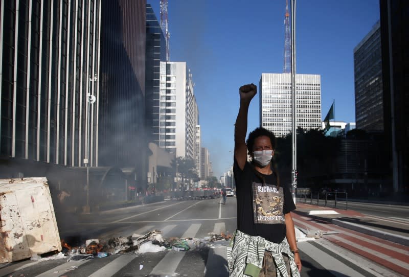 Una manifestante gesticula durante una manifestación contra el presidente Jair Bolsonaro, en Sao Paulo, Brasil