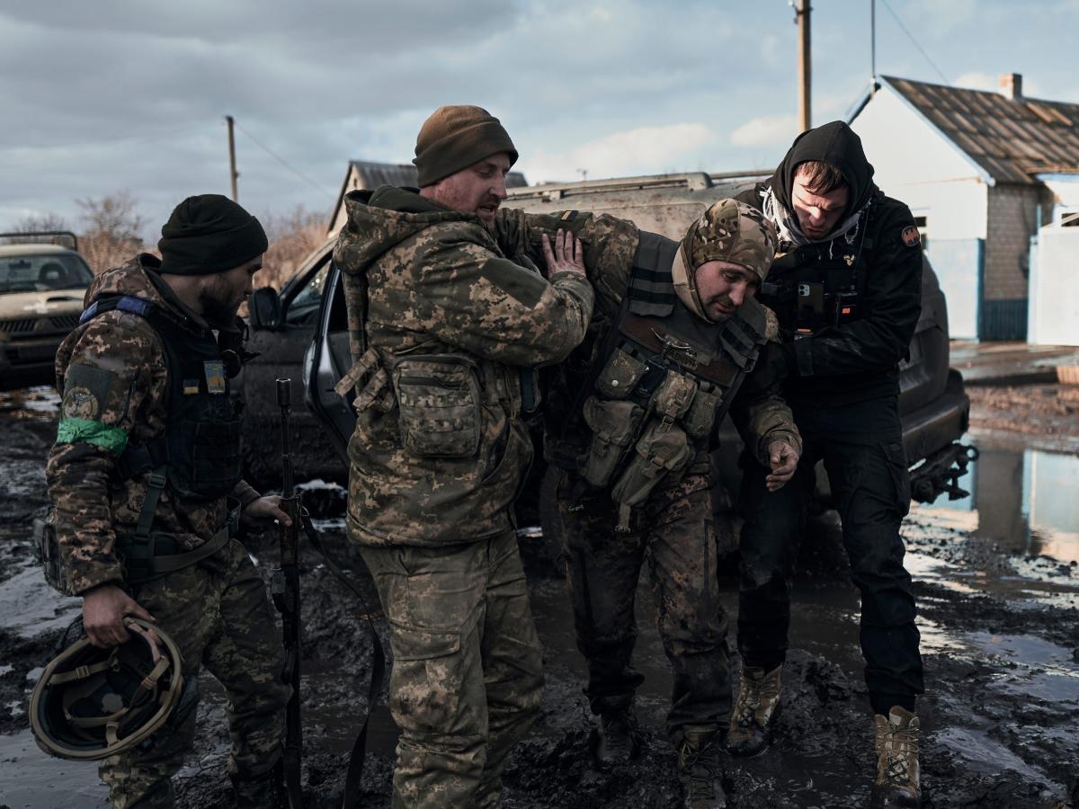 Украински сержант казва, че бойното поле е било толкова гъсто с ранени войници, че евакуационните автомобили случайно са минавали през телата им