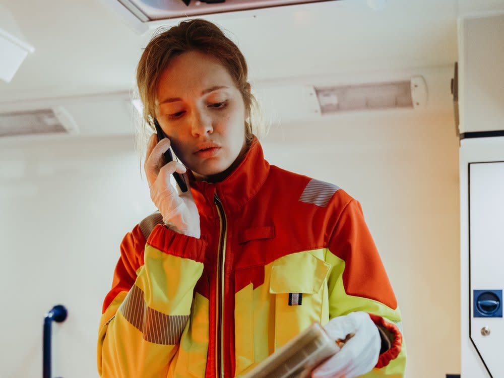 "Polizeiruf 110: Paranoia": Rettungssanitäterin Sarah Kant (Marta Kizyma) findet beim Reinigen des Rettungswagens eine Videokassette. (Bild: BR/Amalia Film und Dragonbird Films/Sabine Finger)