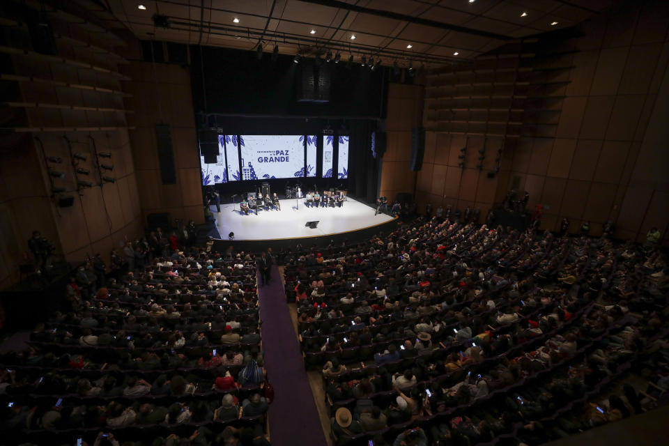 El presidente de la Comisión de la Verdad, Francisco de Roux, habla durante la ceremonia de presentación del informe final sobre el conflicto interno del país en Bogotá, Colombia, el martes 28 de junio de 2022. (AP Foto/Iván Valencia)