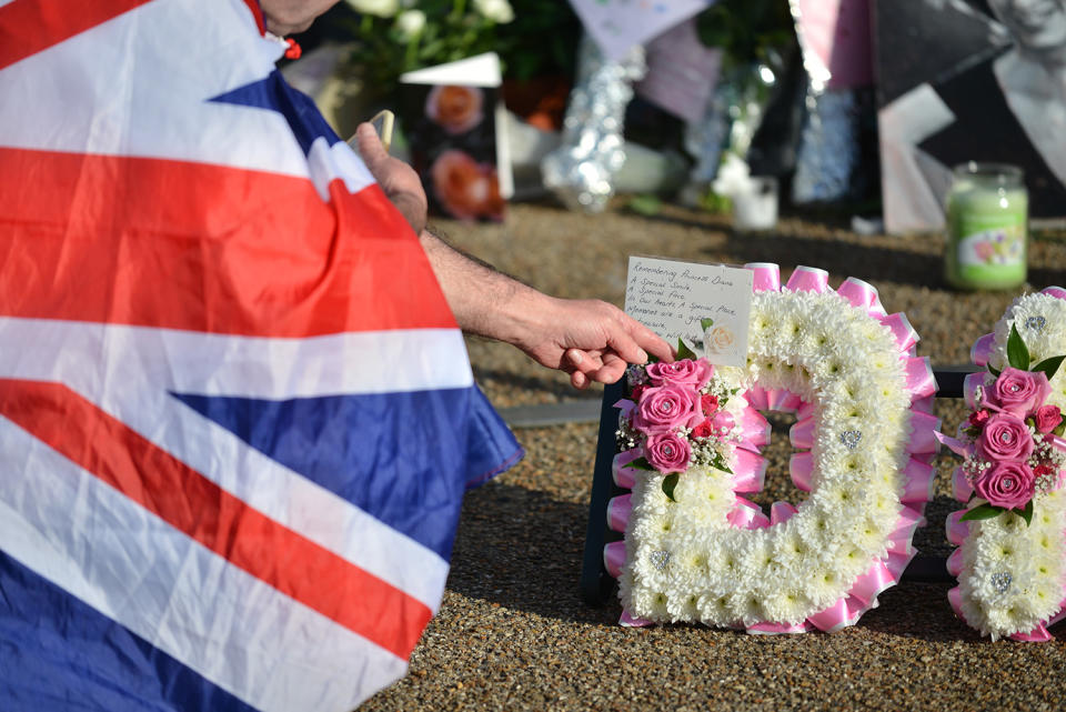 Fans pay tribute to Princess Diana on the 20th anniversary of her death