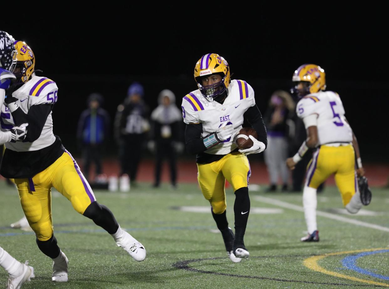 EastWOIS Ervin Wiggins Jr. gets the handoff from quarterback Zymier Jackson.