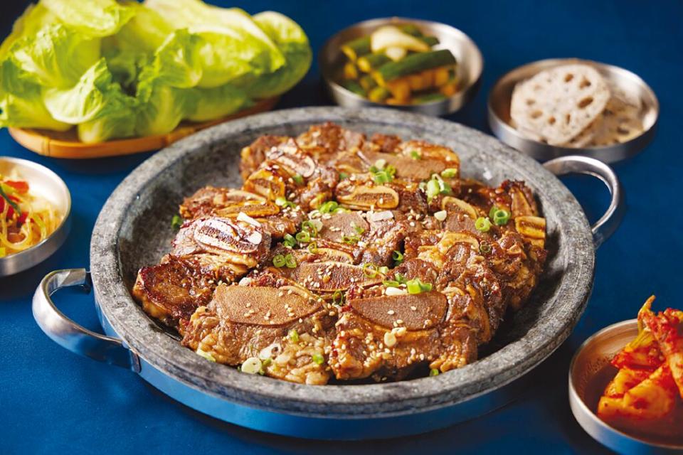 〈韓式帶骨牛小排〉是以美牛的帶骨牛小排在鐵板上煎熟。圖／姚舜
