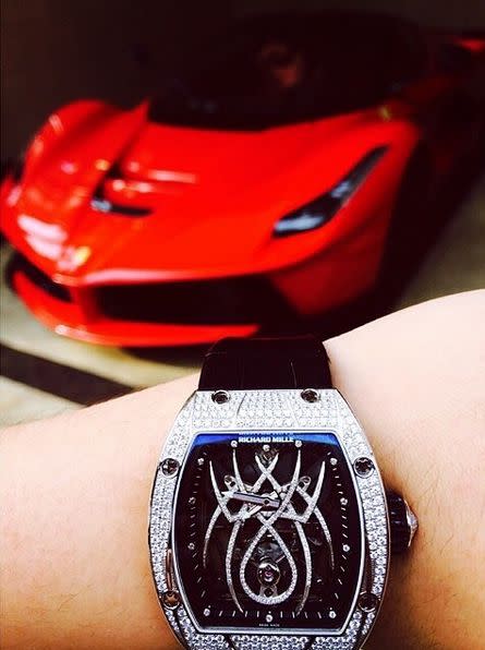 Ein Ferrari trifft auf einen diamantbesetzten Chronografen: Ob schön oder schrill, wichtig ist nur: Teuer sollte es schon gewesen sein!