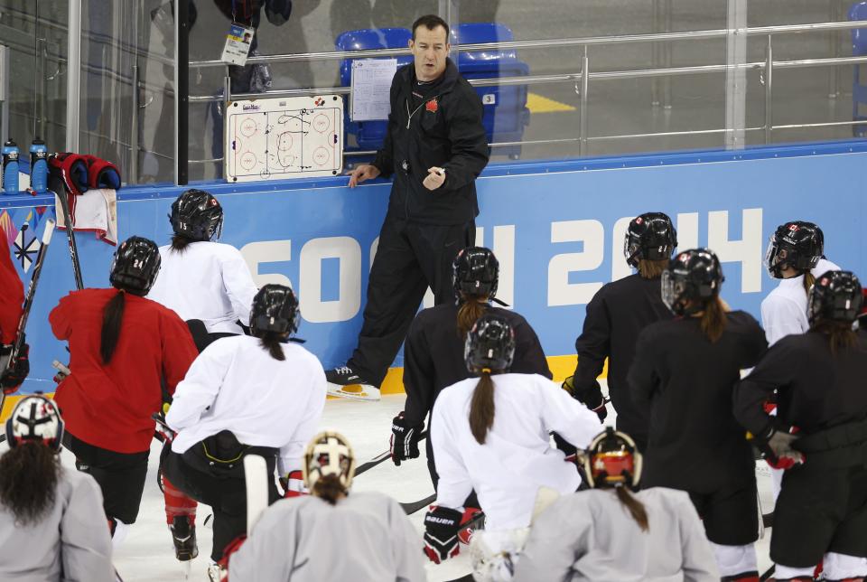 Canada's head coach Kevin Dineen talks to his players during their women's ice hockey team practice ahead of the 2014 Sochi Winter Olympics February 6, 2014. The women's ice hockey competition begins on February 8. REUTERS/Mark Blinch (RUSSIA - Tags: SPORT OLYMPICS ICE HOCKEY)