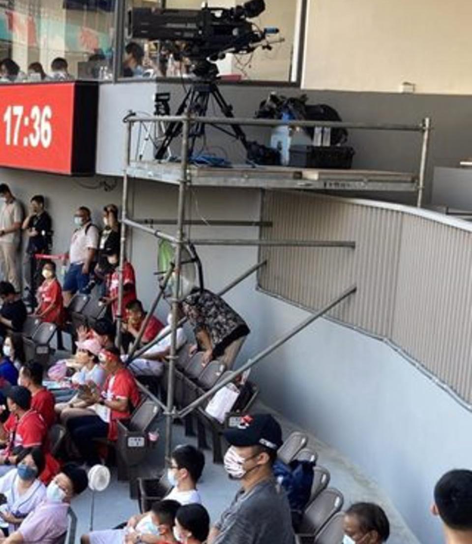 新竹棒球場的轉播鐵架卡在觀眾位置區。   圖：翻攝自ＰＴＴ