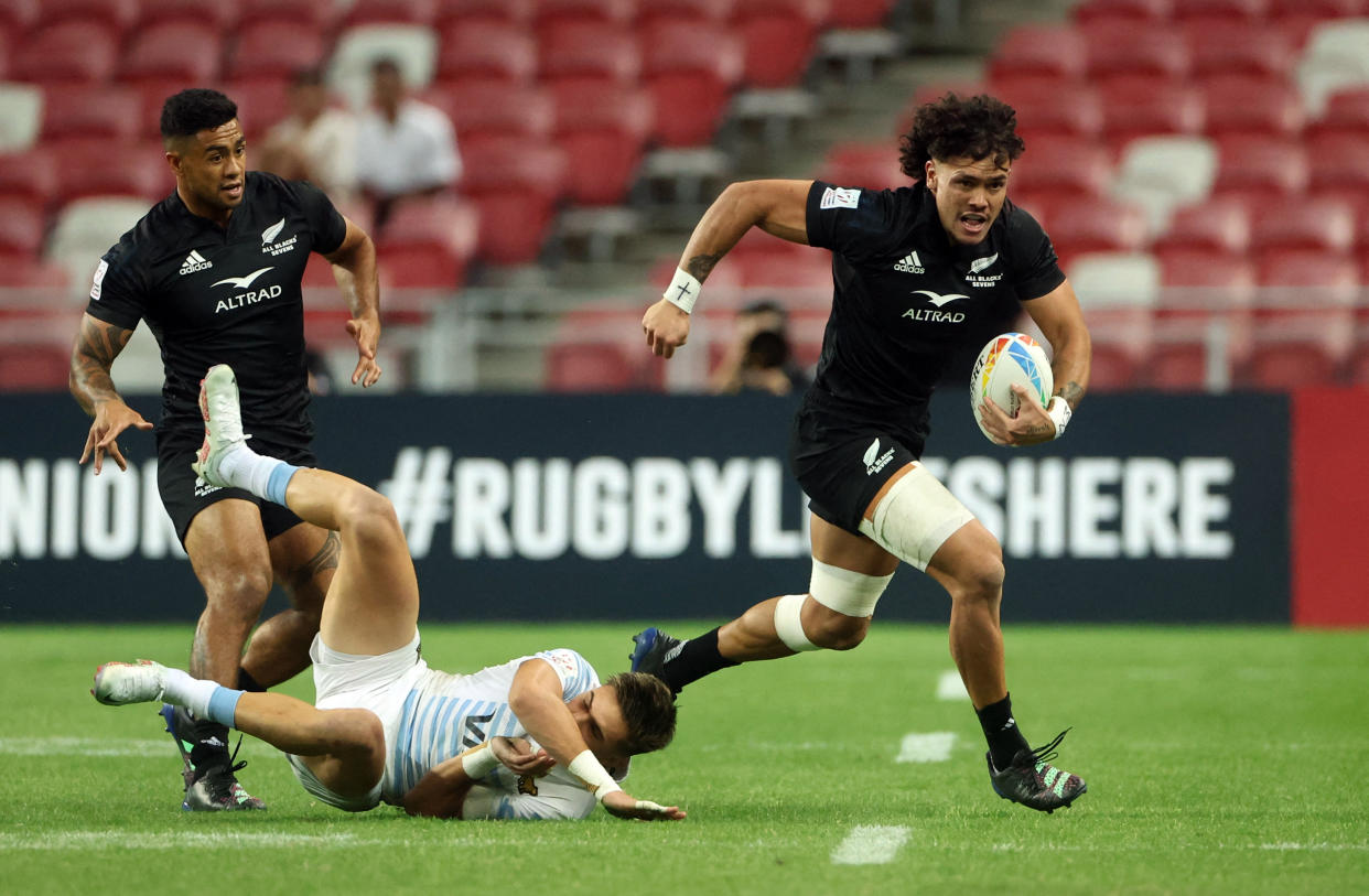 New Zealand's Leroy Carter (right) in action with Argentina's Marcos Moneta in the final of the 2023 HSBC Singapore Rugby Sevens.