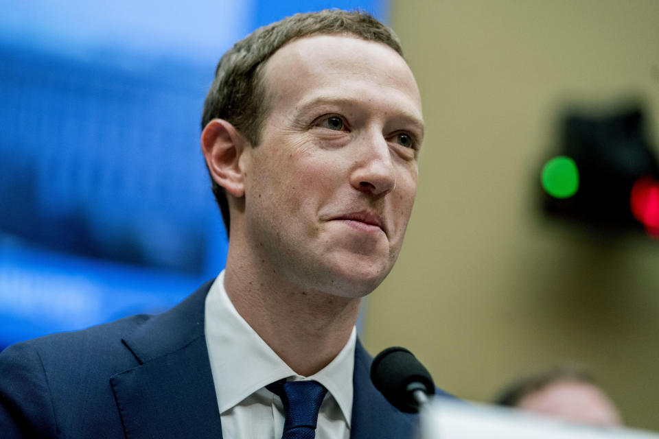 <p>Junto a algunos de sus compañeros, Mark Zuckerberg fundó Facebook mientras estudiaba Ciencias de la Computación en Harvard, universidad que abandonó en 2004. Retomó sus estudios y terminó su licenciatura en 2017. (Foto: Andrew Harnick / AP). </p>