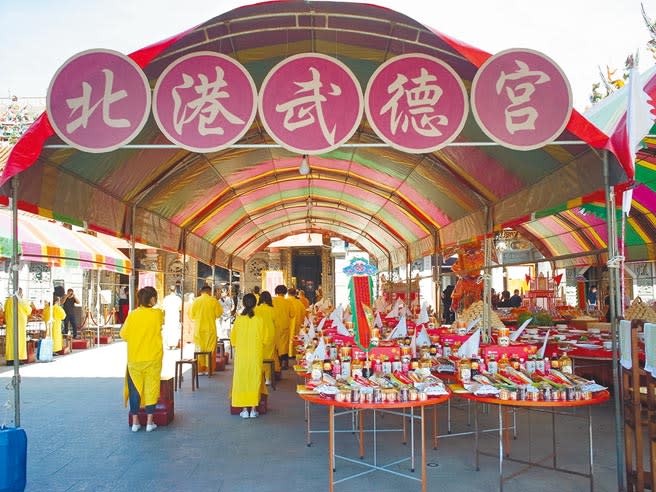 雲林縣北港武德宮中元普渡逾7000桌，捐千萬元物資助弱勢。（張朝欣攝）