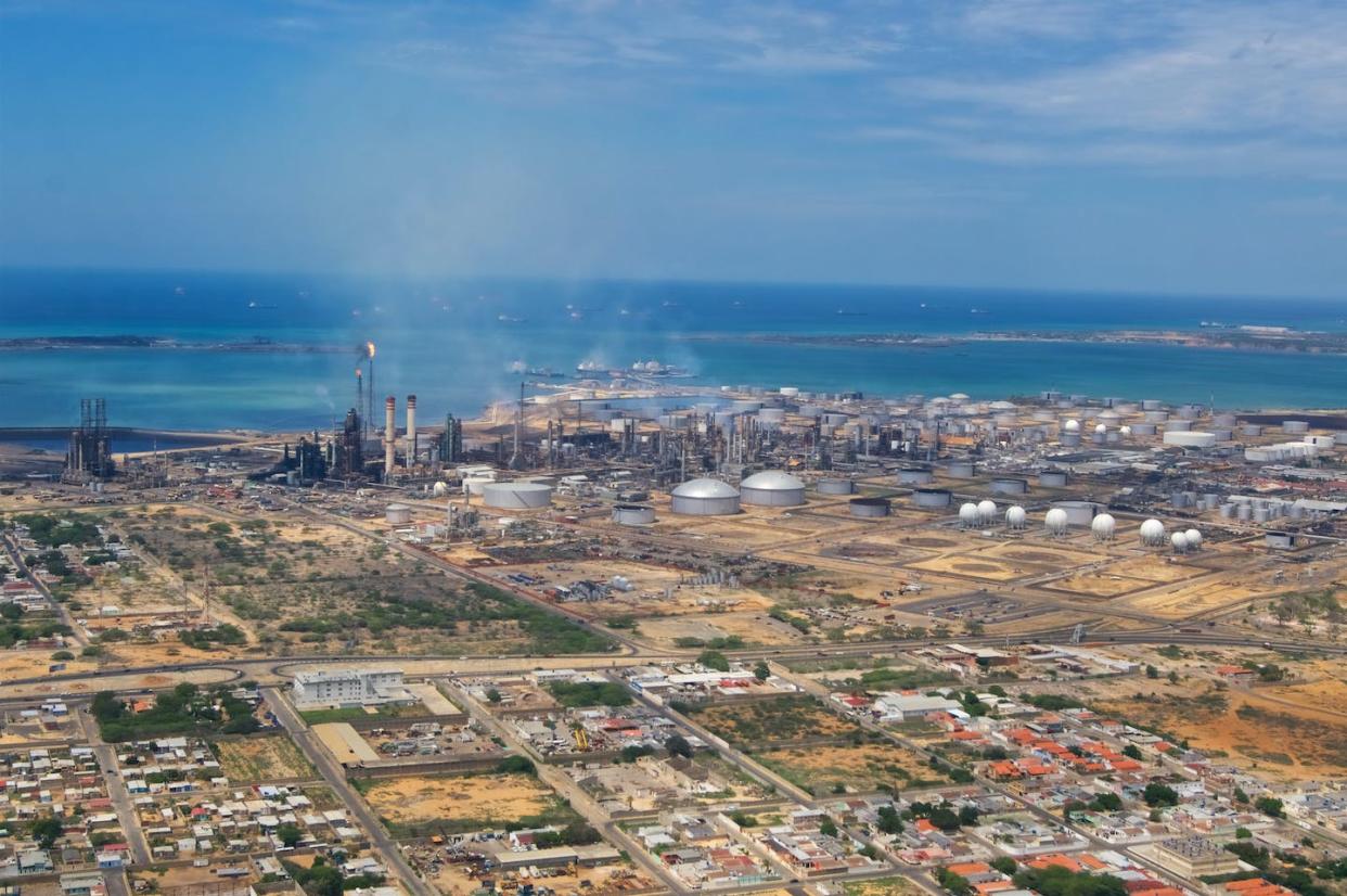 Industria del petróleo en la ciudad de Punto Fijo (Venezuela). <a href="https://www.shutterstock.com/es/image-photo/puntofijo-venezuela-693784420" rel="nofollow noopener" target="_blank" data-ylk="slk:Alejandro Solo / Shutterstock;elm:context_link;itc:0;sec:content-canvas" class="link ">Alejandro Solo / Shutterstock</a>