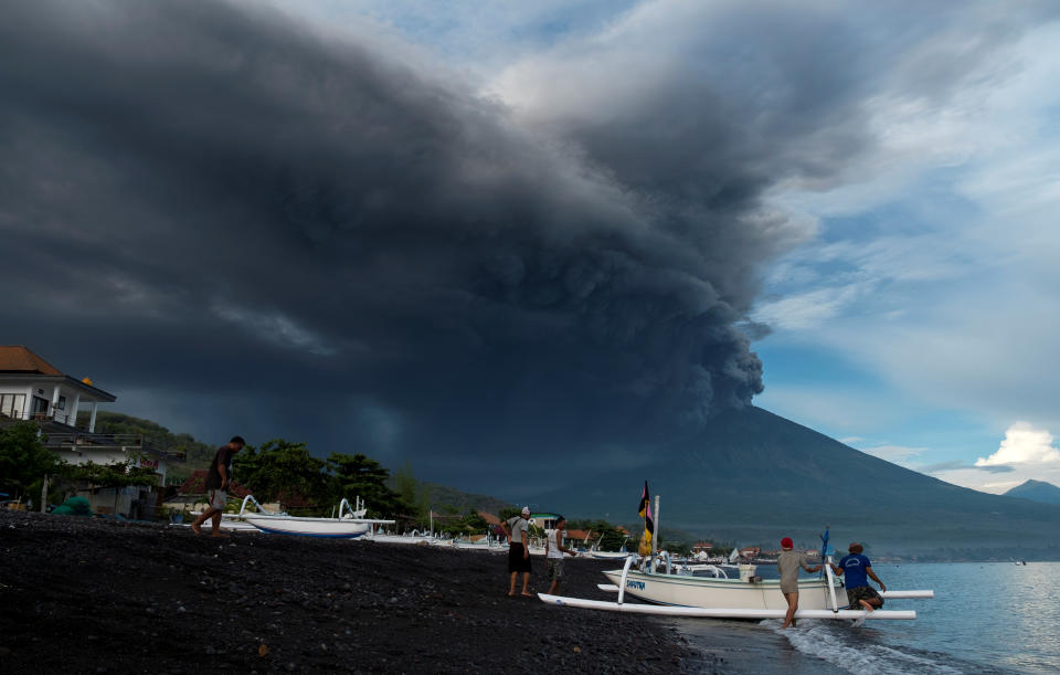 <p>Indonesia’s Mount Agung volcano erupts as fishermen pull a boat onto the beach in Amed, Bali, Indonesia, Nov. 26, 2017. (Photo: Petra Simkova/Reuters) </p>