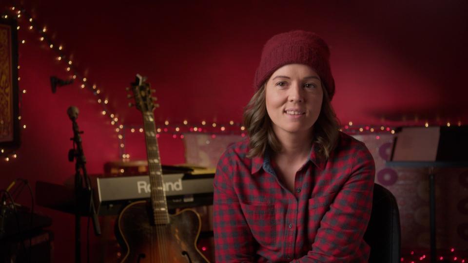 En esta imagen difundida por Sony Pictures Classics, la música Brandi Carlile en una escena del documental "Hallelujah: Leonard Cohen, a Journey, a Song". (Sony Pictures Classics vía AP)