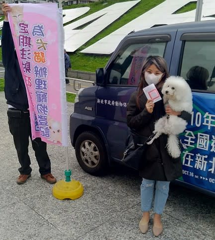 新北動保處在蘆洲區蘆提寵物公園辦理狂犬病疫苗巡迴注射活動。   圖：新北市動保處提供