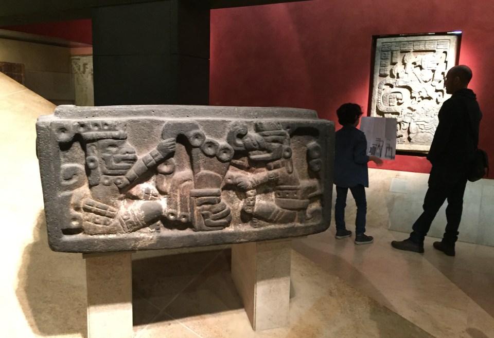 Este envase de piedra – clásico de Veracruz, AD 300-1200- se encuentra en el Museo Británico. Las escenas grabadas en los cuatro lados de este recipiente representan a dos protagonistas que participan en un concurso formal sobre una cabeza de trofeo cortada con una pluma de pelo largo. (Foto: Sarah Diaz)