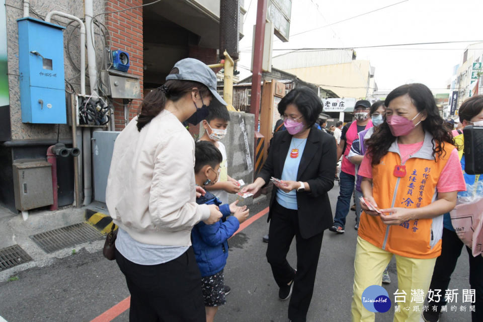 縣長王惠美、彰化縣龍舟委員會主委暨議員凃淑媚等人沿途發送鎮疫虎香包。圖／記者鄧富珍攝