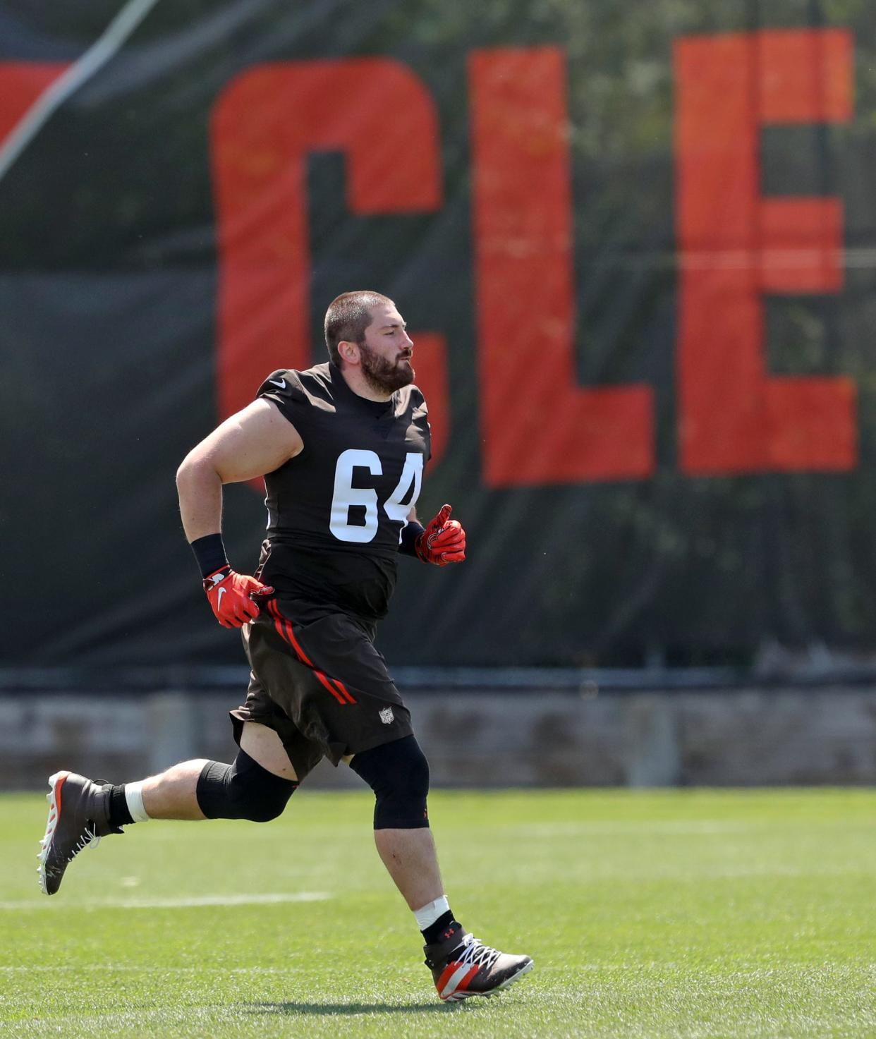 Cleveland Browns center JC Tretter (64) warms up during an NFL football practice at the team's training facility, Tuesday, June 15, 2021, in Berea, Ohio. [Jeff Lange / Akron Beacon Journal]