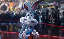 Michael Jordan und Bugs Bunny in einem Film - 1996 ging diese ungewöhnliche Gleichung in "Space Jam" durchaus auf. In "Space Jam: A New Legacy" (Start: 15. Juli) spielt nun LeBron James die menschliche Hauptrolle. Mithilfe der Looney-Tunes-Figuren muss er seinen Sohn Bronny aus der Gewalt fieser Gangster retten. (Bild: Warner Bros.)