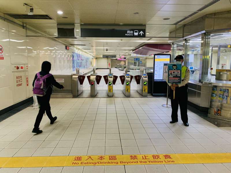 台北捷運正努力宣導進站旅客須全程配戴口罩。（台北市政府提供）