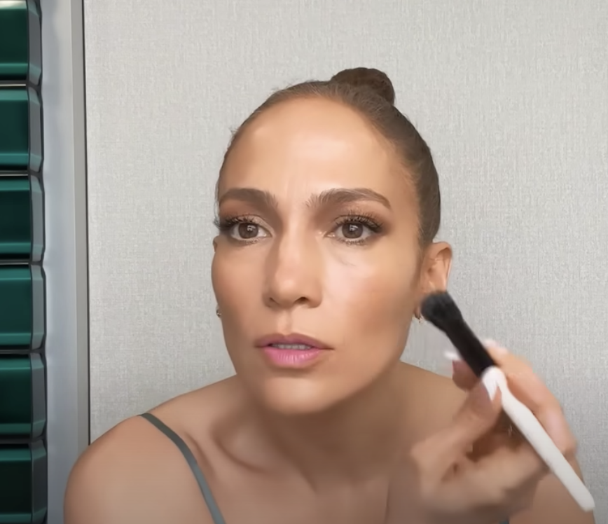 jennifer lopez applying blush to her cheeks