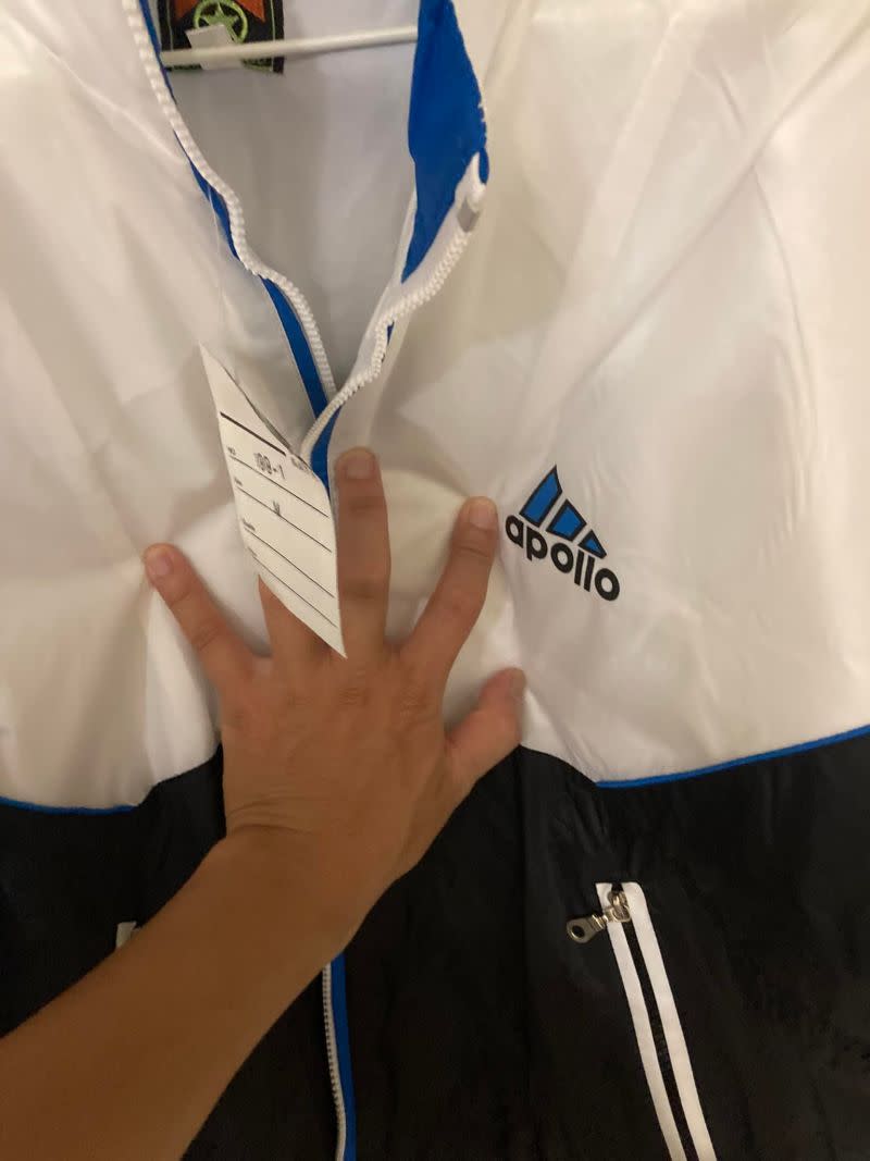 ▲原PO發現該外套Logo和知名品牌愛迪達（adidas）相當雷同，因此害怕穿出門會被側目。（圖／翻攝自匿名公社）