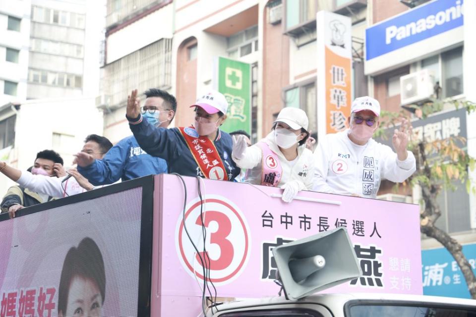 盧秀燕車隊從新社、石岡、東勢，一路到后里、豐原再到潭子、大雅及神岡，行程中遇到降雨，風雨同心與熱情支持者守護同行。（記者徐義雄攝）