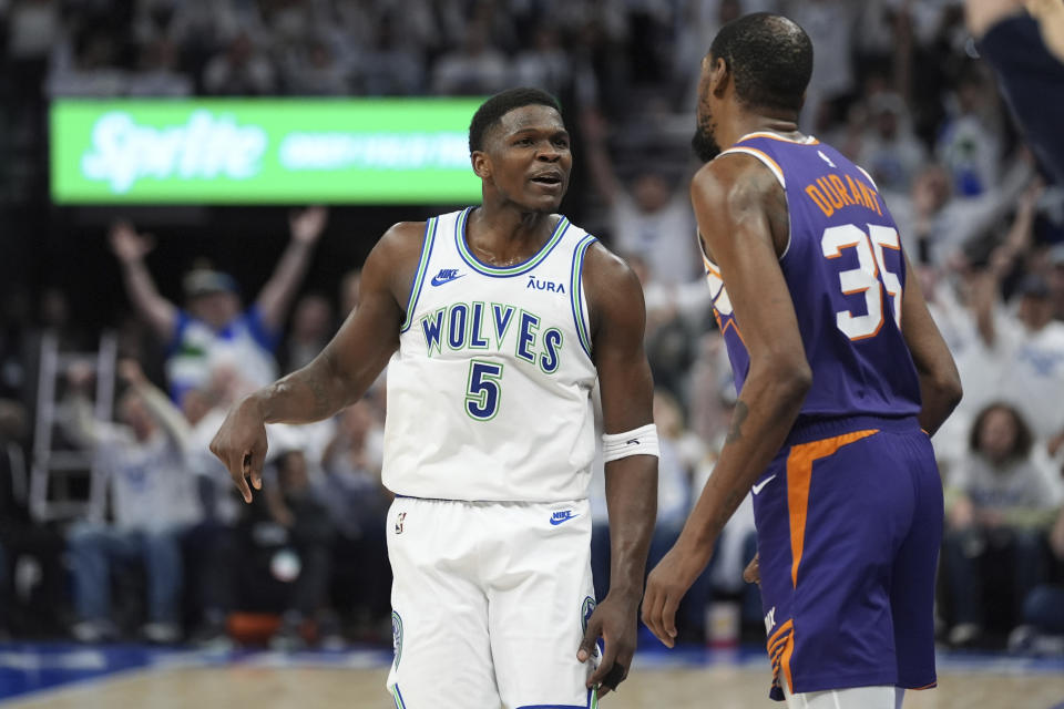 明尼蘇達灰狼Anthony Edwards(圖左)、鳳凰城太陽Kevin Durant。(AP Photo/Abbie Parr)